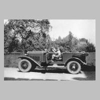 059-0202 Reinhard Brackel im ersten Langendorfer Auto im Juni 1930.jpg